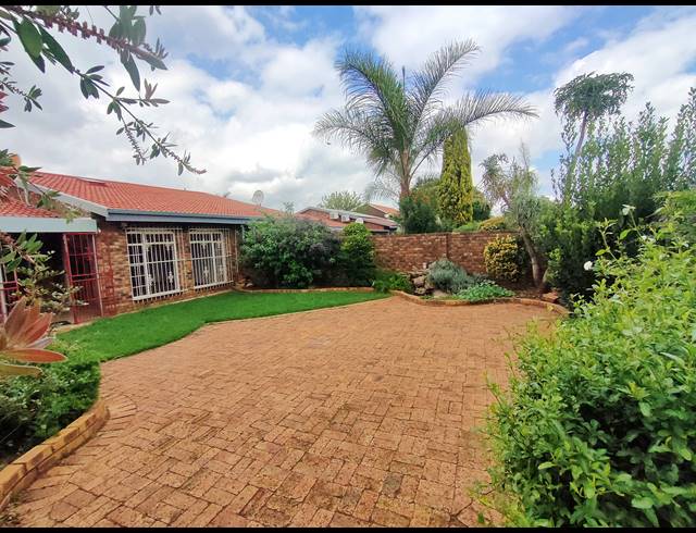 3 BEDROOM TOWNHOUSE FOR SALE IN BRACKENHURST